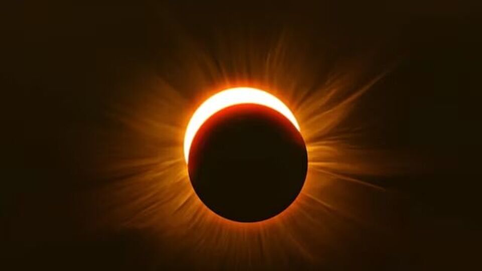 বৈদিক জ্যোতিষশাস্ত্রের গণনা অনুসারে, এই বছরের দ্বিতীয় এবং শেষ সূর্যগ্রহণ সেপ্টেম্বরে হবে। ভারতীয় সময় অনুসারে, বছরের শেষ সূর্যগ্রহণ ২১ সেপ্টেম্বর রাত ১১ টায় শুরু হবে। অন্যদিকে, এই সূর্যগ্রহণ ২২ সেপ্টেম্বর ভোর ৩ টে ২৪ মিনিটে শেষ হবে।