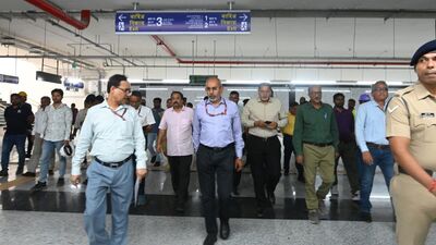 এমনিতে কলকাতা মেট্রোর ইয়েলো লাইনের প্রথম পর্যায়ের কাজ পুরোপুরি শেষ হয়ে গিয়েছে। প্রথম পর্যায়ে নোয়াপাড়া থেকে কলকাতা বিমানবন্দর (জয় হিন্দ স্টেশন) পর্যন্ত সাত কিলোমিটার অংশে বাণিজ্যিক পরিষেবা শুরু হওয়ার কথা আছে। ইতিমধ্যে ট্রায়াল রানও হয়েছে। কমিশনার অফ রেলওয়ে সেফটির (সিআরএস) পরিদর্শনের পরে সবুজ সংকেত মিললেই ওই অংশে পরিষেবা চালু হয়ে যাবে। (ফাইল ছবি, সৌজন্যে Metro Railways) এমনিতে কলকাতা মেট্রোর ইয়েলো লাইনের প্রথম পর্যায়ের কাজ পুরোপুরি শেষ হয়ে গিয়েছে। প্রথম পর্যায়ে নোয়াপাড়া থেকে কলকাতা বিমানবন্দর (জয় হিন্দ স্টেশন) পর্যন্ত সাত কিলোমিটার অংশে বাণিজ্যিক পরিষেবা শুরু হওয়ার কথা আছে। ইতিমধ্যে ট্রায়াল রানও হয়েছে। কমিশনার অফ রেলওয়ে সেফটির (সিআরএস) পরিদর্শনের পরে সবুজ সংকেত মিললেই ওই অংশে পরিষেবা চালু হয়ে যাবে। (ফাইল ছবি, সৌজন্যে Metro Railways)