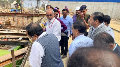 তবে কবে ইয়েলো লাইন পুরো বারাসত পর্যন্ত পৌঁছে যাবে এবং নোয়াপাড়া থেকে বারাসত পর্যন্ত পুরো অংশে মেট্রোর বাণিজ্যিক পরিষেবা শুরু হবে, তা এখনও স্পষ্ট নয়। মেট্রো কর্তৃপক্ষের আশা, ওই অংশে যে জট আছে, সেটা দ্রুত কেটে যাবে। আর তারপর পর্যাপ্ত টাকাও চলে আসবে বলে আশাবাদী মেট্রো কর্তৃপক্ষ। (ফাইল ছবি, সৌজন্যে Metro Railways) তবে কবে ইয়েলো লাইন পুরো বারাসত পর্যন্ত পৌঁছে যাবে এবং নোয়াপাড়া থেকে বারাসত পর্যন্ত পুরো অংশে মেট্রোর বাণিজ্যিক পরিষেবা শুরু হবে, তা এখনও স্পষ্ট নয়। মেট্রো কর্তৃপক্ষের আশা, ওই অংশে যে জট আছে, সেটা দ্রুত কেটে যাবে। আর তারপর পর্যাপ্ত টাকাও চলে আসবে বলে আশাবাদী মেট্রো কর্তৃপক্ষ। (ফাইল ছবি, সৌজন্যে Metro Railways)