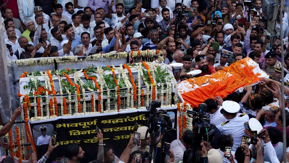 সংবাদমাধ্যম এনডিটিভির সাক্ষাৎকারে নৌসেনা অফিসারের বাবা বলেন, ‘ও (আসিম মুনির) সেদিন আমার কষ্ট বুঝতে পারবে, যেদিন কেউ ওর ছেলে বা মেয়ের ক্ষতি করবে। ও যেদিন জানতে পারবে যে ওর ছেলে বা মেয়ে জঙ্গি হামলায় মারা গিয়েছে, সেদিনই (আমার) যন্ত্রণা বুঝতে পারবে। আমি একজন সাধারণ মানুষ।’ (ফাইল ছবি, সৌজন্যে রয়টার্স)