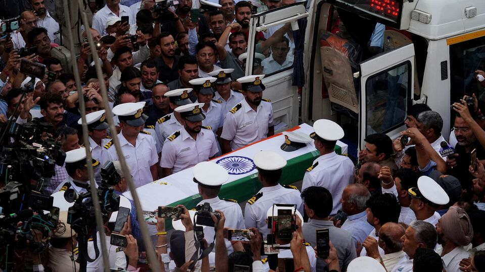 সেইসঙ্গে নৌসেনা অফিসারের বাবা বলেন, 'কেউ দুই থেকে তিন ঘণ্টার বেশি ঘুমোতে পারছে না। আমরা যখন মনোবিদের কাছে, তখন তিনি ওষুধ বলে দেন। কিন্তু এটার (পহেলগাঁও জঙ্গি হামলায় ছেলের মৃত্যুর পরে) কোনও উপশম নেই। আমাদের অন্যান্য অসুখ হয়ে গিয়েছে। এরকমই আছি আমরা।' (ফাইল ছবি, সৌজন্যে রয়টার্স)