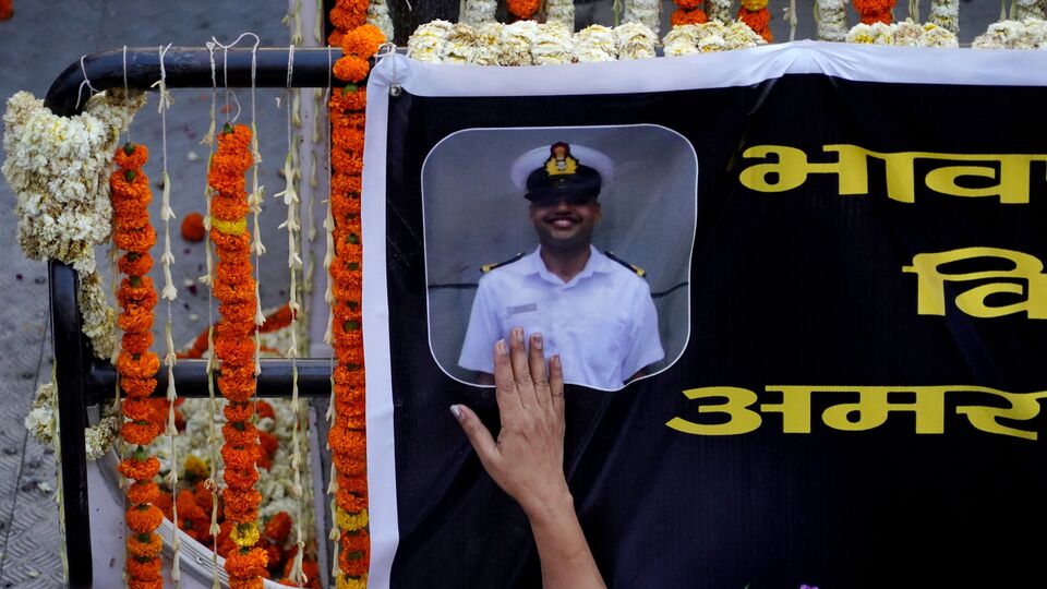 ১৬ এপ্রিল বিয়ে হয়েছিল নৌসেনা অফিসারের বিয়ে হয়েছিল। বয়স ছিল মাত্র ২৬। বিয়ের পরে স্ত্রীয়ের সঙ্গে কাশ্মীরে মধুচন্দ্রিমায় গিয়েছিলেন নৌসেনা অফিসার। ছুটিতে থাকাকালীন তাঁকে হত্যা করা হয়। আর সেই ঘটনার মাসতিনেক পরে নৌসেনা অফিসারের বাবা বলেন, যদি গুলি করার জন্য আমার হাতে বন্দুক তুলে দেওয়া হয় এবং ছেলে বা মেয়েকে মেরে দিই, তখন (আমার) যন্ত্রণাটা বুঝতে পারবে ও (মুনির)।' (ফাইল ছবি, সৌজন্যে রয়টার্স)