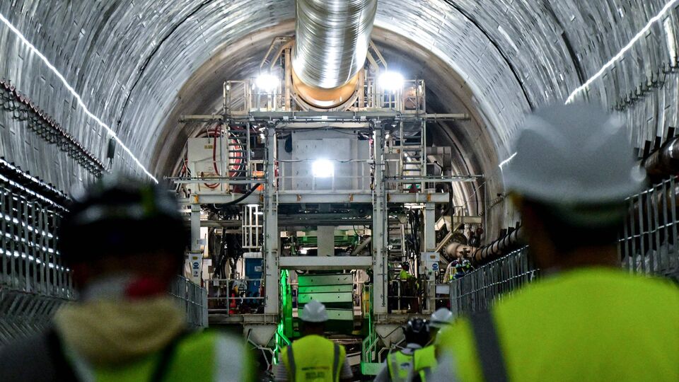 কলকাতা মেট্রোর ইয়েলো লাইনের (১১.২ কিলোমিটারের নোয়াপাড়া-বারাসত করিডর) কলকাতা এয়ারপোর্ট থেকে বিরাটি অংশের কাজ শুরু হতে চলেছে। সূত্রের খবর, সেই কাজের জন্য ইতিমধ্যে প্রায় ১,৩০০ কোটি টাকার বরাত পেয়ে গিয়েছে একটি প্রথমসারির ইঞ্জিনিয়ারিং সংস্থা। আপাতত যা ঠিক আছে, তাতে মোটামুটি আড়াই বছরের মধ্যে ওই অংশের কাজ শেষ হয়ে যাবে। (ছবিটি প্রতীকী, সৌজন্যে এএফপি)