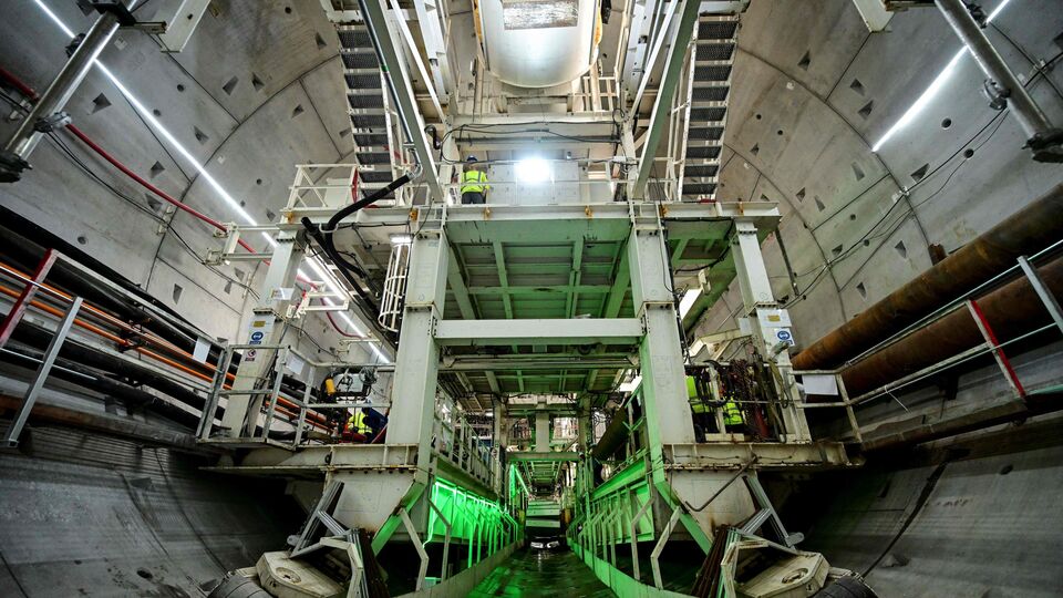 কলকাতা বিমানবন্দরের পরে মেট্রোকে এগিয়ে যাওয়ার জন্য যে কাজ করতে হবে, সেটার জন্য এয়ারপোর্ট অথরিটি অফ ইন্ডিয়ার অনুমোদনের প্রয়োজন ছিল। বিমানের উড়ে যাওয়ার পথে কথা মাথায় রেখে মেট্রোকে সবুজ সংকেত দেওয়া হয়। প্রয়োজনীয় অনুমোদন পাওয়ার পরই ইয়েলো লাইনের দ্বিতীয় পর্যায়ের কাজ শুরুর তোড়জোড় চলতে থাকে। (ছবিটি প্রতীকী, সৌজন্যে এএফপি)