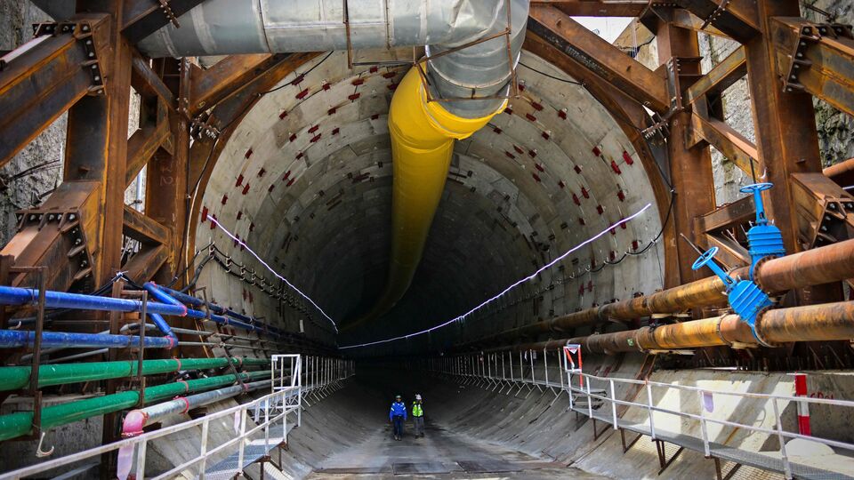 আর এবার দ্বিতীয় পর্যায়ের কাজ শুরু করা হবে। সূত্রের খবর, দ্বিতীয় দফায় বিমানবন্দর থেকে বিরাটি পর্যন্ত মেট্রো যাবে মাটির তলা দিয়ে। সেজন্য ১.৭ কিমি দীর্ঘ দুটি টানেল তৈরি করা হবে। বিরাটি স্টেশনও তৈরি করা হবে মাটির নীচে। সেইসঙ্গে বিরাটি এবং মাইকেল নগর স্টেশনে দুটি সাবওয়েও তৈরির দায়িত্ব পেয়েছে ওই ইঞ্জিনিয়ারিং সংস্থা। (ছবিটি প্রতীকী, সৌজন্যে এএফপি)