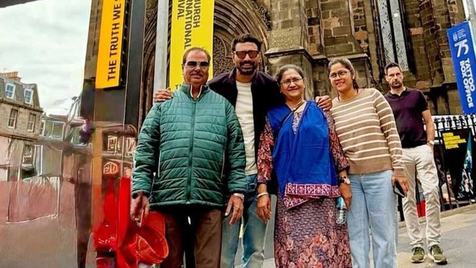 বৃহস্পতিবার অর্থাৎ ১৮ জুলাই স্কটল্যান্ড থেকে একগুচ্ছ ছবি পোস্ট করেন অভিনেতা। অভিনেতার ছবি দেখে তাঁকে ফ্যমিলি ম্যান বলে অভিহিত করেন সকলে। তবে দেব যে ছবিগুলি পোস্ট করেছেন সেখানে অভিনেতার থেকে বেশি নজর কেড়েছেন তাঁর বাবা-মা।