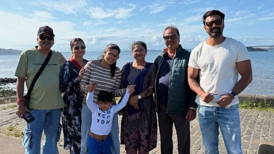 ইতিমধ্যেই ছবির একটি গান মুক্তি পেয়েছে যা ঝড়ের গতিতে হয়েছে ভাইরাল। আপাতত দর্শকরা অপেক্ষা করে রয়েছেন দ্বিতীয় গানের জন্য। প্রথম গানেই অনুপম অরিজিৎ এবং শ্রেয়া ঘোষালের যে ম্যাজিক উপহার পেয়েছেন দর্শকরা, সেই ম্যাজিক পরবর্তী গানেও অব্যাহত থাকবে কিনা সেটাই এখন দেখার। 
