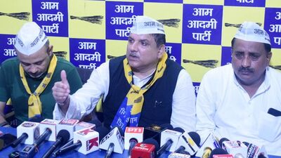 ২০২৪ সালের লোকসভা নির্বাচনে ভারতীয় জনতা পার্টির (বিজেপি) নেতৃত্বাধীন ক্ষমতাসীন ন্যাশনাল ডেমোক্রেটিক অ্যালায়েন্সকে (এনডিএ) প্রতিহত করতে মাত্র দু'বছর আগে ২০২৩ সালের জুলাই মাসে ইন্ডিয়া ব্লক গঠন করা হয়েছিল। আজ ইন্ডিয়া ব্লকের বৈঠক হওয়ার কথা বাদল অধিবেশনের আগে। সেই বৈঠকের ঠিক একদিন আগে আপ জানাল, তারা ইন্ডিয়া ব্লকে নেই। (HT_PRINT) ২০২৪ সালের লোকসভা নির্বাচনে ভারতীয় জনতা পার্টির (বিজেপি) নেতৃত্বাধীন ক্ষমতাসীন ন্যাশনাল ডেমোক্রেটিক অ্যালায়েন্সকে (এনডিএ) প্রতিহত করতে মাত্র দু'বছর আগে ২০২৩ সালের জুলাই মাসে ইন্ডিয়া ব্লক গঠন করা হয়েছিল। আজ ইন্ডিয়া ব্লকের বৈঠক হওয়ার কথা বাদল অধিবেশনের আগে। সেই বৈঠকের ঠিক একদিন আগে আপ জানাল, তারা ইন্ডিয়া ব্লকে নেই। (HT_PRINT)