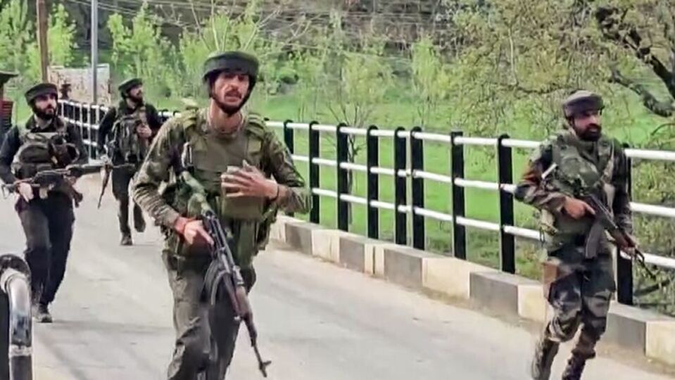 গত ২২ এপ্রিল জম্মু ও কাশ্মীরের পহেলগাঁওয়ে নৃশংস হামলায় ২৬ জন নিরীহ মানুষ নিহত হয়েছিলেন। সেই জঙ্গি হামলার জন্য দায়ী দ্য রেজিস্ট্যান্স ফ্রন্টকে (টিআরএফ) নিয়ে রাষ্ট্রসংঘের নিরাপত্তা পরিষদের ১২৬৭ নিষেধাজ্ঞা কমিটির সামনে সরব ভারত। এর আগে পহেলগাঁও হামলার দায় স্বীকার করেও পরে তা অস্বীকার করে টিআরএফ। রাষ্ট্রসংঘের নিরাপত্তা পরিষদের তরফ থেকে পহেলগাঁও হামলার নিন্দা জানিয়ে যে বিবৃতি জারি করা হয়েছিল, তাতে টিআরএফ-এর নাম বাদ দিতে বাধ্য করেছিল পাকিস্তান। (ANI X)