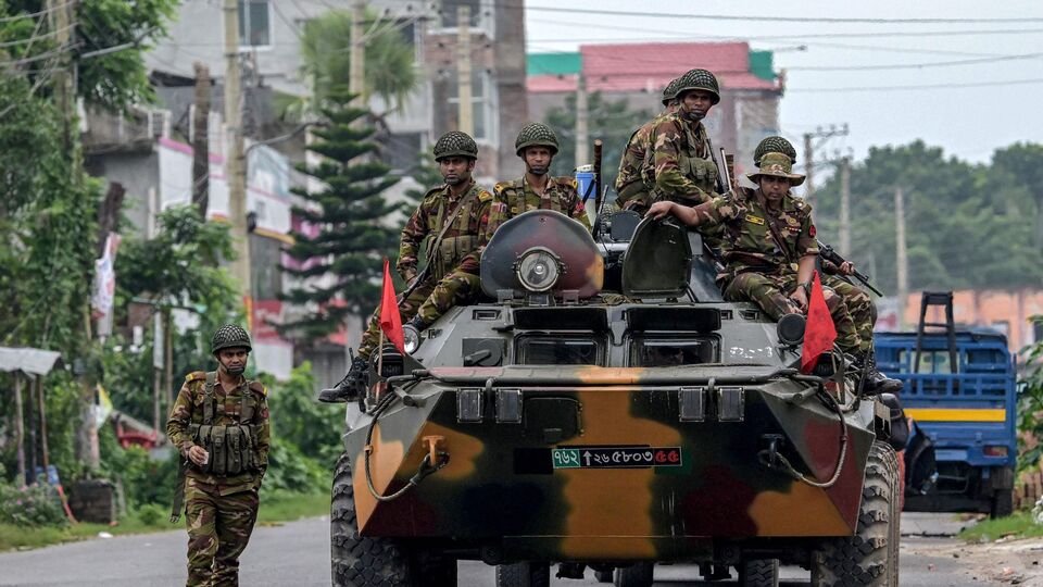 গোপালগঞ্জের হিংসার ঘটনার পরে রোষের মুখে পড়েছে বাংলাদেশ সেনা। জেনারেল ওয়াকার-উজ-জামানের বাহিনীর বিরুদ্ধে উষ্মাপ্রকাশ করেছেন অনেকেই। তারইমধ্যে শনিবার অভিযোগ ওঠে যে জামায়াতে ইসলামির জাতীয় সমাবেশে যাওয়ার জন্য বাংলাদেশ সেনার গাড়ি ব্যবহার করা হচ্ছে। সেনাবাহিনীর তরফেই সেইসব বাস প্রদান করা হয়েছে বলে অভিযোগ করা হয়েছে। (ছবিটি প্রতীকী, সৌজন্যে এএফপি)