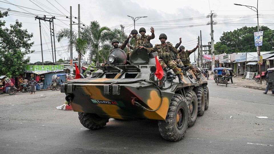 সেইসঙ্গে আইএসপিআরের তরফে দাবি করা হয়েছে, ইচ্ছাকৃতভাবে বাংলাদেশ সেনাবাহিনীর বদনাম করার চেষ্টা করা হচ্ছে। সেনাবাহিনীকে নিয়ে ভুয়ো কথা ছড়ানোর চেষ্টা করা হচ্ছে বলেও অভিযোগ করেছে আইএসপিআর। সেই পরিস্থিতিতে কেউ যাতে বিভ্রান্তিকর তথ্যে বিশ্বাস না করেন, সেই আর্জি আইএসপিআরের তরফে করা হয়েছে। (ছবিটি প্রতীকী, সৌজন্যে এএফপি)