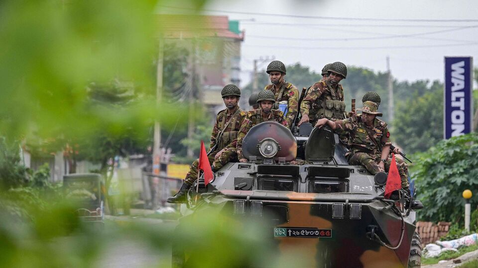 যদিও সেইসব অভিযোগ অস্বীকার করেছে বাংলাদেশের আন্তঃবাহিনী জনসংযোগ পরিদফতর (আইএসপিআর)। শনিবার আইএসপিআরের তরফে দাবি করা হয়েছে, কোনও রাজনৈতিক দলকে বাস সরবরাহ করেনি বাংলাদেশ সেনাবাহিনী। সম্পূর্ণ মিথ্যে প্রচার করা হচ্ছে। ছড়ানো হচ্ছে বিভ্রান্তিকর তথ্য। আর সেটার নেপথ্যে রয়েছে একটি উদ্দেশ্য - সেনাবাহিনীর ভাবমূর্তি ক্ষুণ্ণ করতে হবে। (ছবিটি প্রতীকী, সৌজন্যে এএফপি)