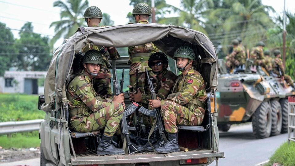 আইএসপিআরের তরফে দাবি করা হয়েছে, সেনাবাহিনীর তরফে একাধিক শিক্ষা প্রতিষ্ঠান চালানো হয়। সেইসব শিক্ষা প্রতিষ্ঠানের পড়ুয়াদের যাতায়াতের জন্য সাময়িকভাবে কয়েকটি বেসরকারি বাস ভাড়া নেওয়া হয়ে থাকে। কখনও কখনও সেই বাসে ‘বাংলাদশ সেনা’ বা ‘বাংলাদশ আর্মি’ লেখা হয়। কিন্তু চুক্তি শেষ হয়ে গেলেও কোনও কোনও বাসে বেআইনিভাবে সেই লোগো রেখে দেওয়া হয় বলে আইএসপিআরের তরফে দাবি করা হয়েছে। (ছবিটি প্রতীকী, সৌজন্যে এএফপি)
