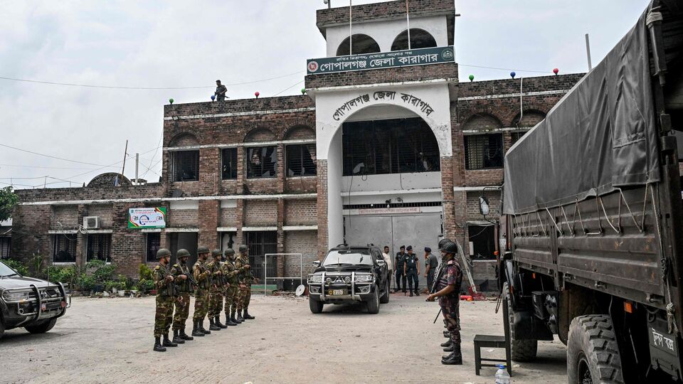এমনিতে যে জামাতকে বাস দেওয়া নিয়ে আইএসপিআরের অভিযোগ উঠেছিল, সেই দলকে পাকিস্তানের দালাল বলে অভিহিত করেন অনেকে। আর গোপালগঞ্জের হিংসায় যে হিন্দু-সহ কয়েকজনকে গুলি করে হত্যার অভিযোগ উঠেছে সেনার বিরুদ্ধে। আর সেই ঘটনার পরে অভিযোগ উঠেছে যে মহম্মদ ইউনুসদের হাতের পুতুলে পরিণত হয়েছে জেনারেল ওয়াকারের নেতৃত্বাধীন বাংলাদেশ সেনাবাহিনী। (ছবিটি প্রতীকী, সৌজন্যে এএফপি)