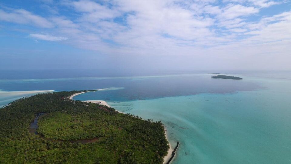 প্রায় ১,৬০০ কিলোমিটার দূরে অবস্থিত পাকিস্তানের করাচি। মাত্র ৯৩৫ কিলোমিটার দূরেই অবস্থান করছে চিন-ঘনিষ্ঠ মহম্মদ মুইজ্জুর দেশ মলদ্বীপ। সেই পরিস্থিতিতে লাক্ষাদ্বীপের উত্তর-পশ্চিম প্রান্তের কৌশলগতভাবে অত্যন্ত গুরুত্বপূর্ণ বিত্রা দ্বীপ অধিগ্রহণ করার তোড়জোড় শুরু করল ভারতের প্রতিরক্ষা মন্ত্রক। সংশ্লিষ্ট মহলের অনুমান, ওই দ্বীপে প্রতিরক্ষা ঘাঁটি তৈরি করতে পারে ভারত সরকার। (ছবিটি প্রতীকী, সৌজন্যে এক্স @narendramodi)