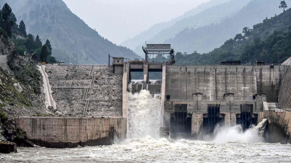 আর সেই বাঁধের জেরে ব্রহ্মপুত্রের নিম্ন উপত্যকায় অবস্থিত ভারত এবং বাংলাদেশের মতো দেশের উদ্বেগ বাড়তে চলেছে। কারণ যেখানে বাঁধটি তৈরি করা হচ্ছে, সেখানে ব্রহ্মপুত্র বড়সড় বাঁক নিয়ে ভারতের অরুণাচল প্রদেশ, অসম হয়ে বাংলাদেশে বয়ে গিয়েছে। বিশেষজ্ঞদের আশঙ্কা, ওই বাঁধ তৈরি হয়ে গেলে কার্যত চিনের হাতেই ব্রহ্মপুত্রের জলপ্রবাহের রিমোট কন্ট্রোল চলে যাবে। (ছবিটি প্রতীকী, সৌজন্যে এএফপি)