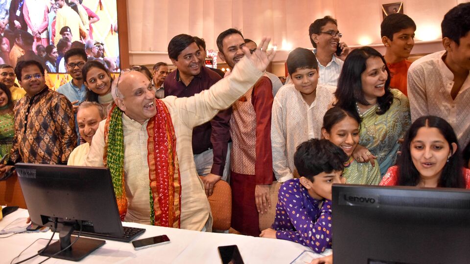 আগামী সোমবার (২১ জুলাই) শেয়ার বাজারে যে সংস্থাগুলির দিকে নজর থাকবে, তার মধ্যে অন্যতম হল এলিটকন ইন্টারন্যাশনাল লিমিটেড। যে সংস্থা গত মাসে শেয়ার বাজারে ঝড় তুলেছিল। গত মাসেই স্রেফ ১২৮.৪৪ শতাংশ উত্থান হয়েছে ওই সংস্থার শেয়ারের। সেখানে ওই সময়ের মধ্যেই সূচক সেনসেক্সের উত্থান হয়েছে মাত্র ০.৩৮ শতাংশ। (ছবিটি প্রতীকী, সৌজন্যে পিটিআই)