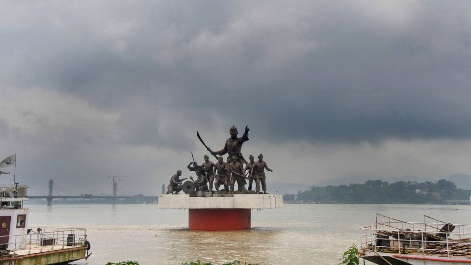 যদিও আনুষ্ঠানিকভাবে চিন যে বিশ্বের বৃহত্তম বাঁধ নির্মাণের কাজ শুরু করেছে, তা নিয়ে আপাতত ভারত আপাতত কোনও মন্তব্য করেনি। গত ফেব্রুয়ারিতে সংসদের অধিবেশনে ভারতের বিদেশ মন্ত্রকের তরফে জানানো হয়েছে, পুরো বিষয়টি উপরে নজর রাখছে ভারত সরকার। যাতে ভারতের স্বার্থ সুরক্ষিত থাকে, সেজন্য যাবতীয় পদক্ষেপ করা হচ্ছে বলেও আশ্বাস দিয়েছিল নরেন্দ্র মোদী সরকার। (ছবিটি প্রতীকী, সৌজন্যে পিটিআই)