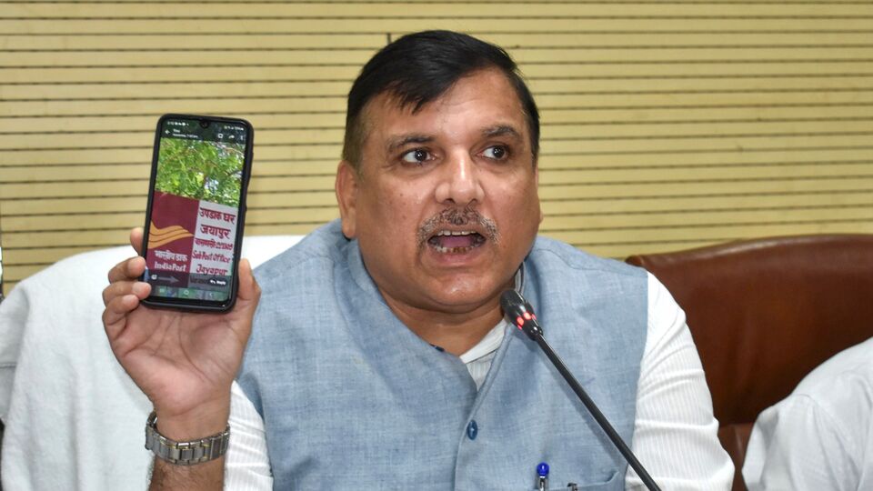 ২০২৪ সালের লোকসভা নির্বাচনে দিল্লি, গুজরাট, হরিয়ানা, গোয়া ও চণ্ডীগড়ে একসঙ্গে লড়েছিল আপ ও কংগ্রেস। তবে, ২০২৫ সালের দিল্লি বিধানসভা নির্বাচনে পৃথকভাবে প্রতিদ্বন্দ্বিতা করেছিল আপ এবং কংগ্রেস। সেই ভোটের প্রচারের সময় দুই দলের নেতারাই একে অপরকে আক্রমণ করেছিলেন। এদিকে আম আদমি পার্টির মতো জাতীয় দল ইন্ডিয়া ব্লক ছাড়ায় বিরোধী জোট দুর্বল হবে কি না, সেদিকে নজর রাজনৈতিক বিশ্লেষকদের। (PTI)