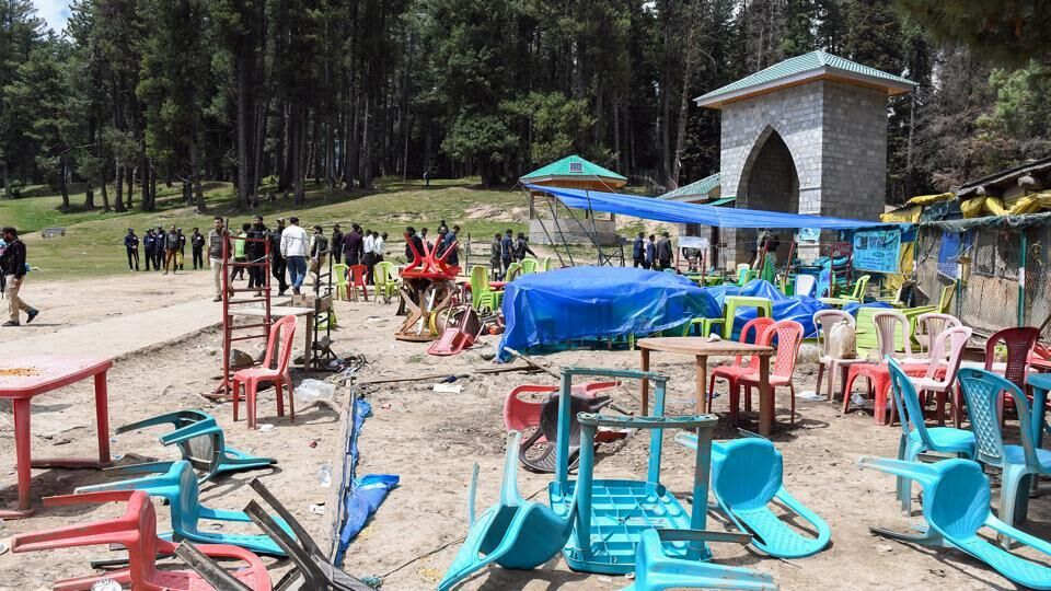 পহেলগাঁও হামলার জন্য দায়ী গোষ্ঠী দ্য রেজিস্ট্যান্স ফ্রন্টকে (টিআরএফ) বিদেশি সন্ত্রাসী সংগঠন হিসেবে চিহ্নিত করেছে আমেরিকা। ট্রাম্প প্রশাসনের এই পদক্ষেপের পরে পাকিস্তান এই বিষয়ে প্রশ্ন তুলেছে। এক বিবৃতিতে পাকিস্তানের বিদেশ মন্ত্রক বলে, সন্ত্রাসবাদের বিরুদ্ধে তাদের জিরো টলারেন্স রয়েছে এবং তারা সন্ত্রাসবাদের বিরুদ্ধে 'ফ্রন্ট লাইনে' রয়েছে। পাকিস্তান সব ধরনের সন্ত্রাসবাদের নিন্দা করে। সন্ত্রাসবাদের বিরুদ্ধে জিরো টলারেন্স এবং আন্তর্জাতিক সহযোগিতা আমাদের নীতির মূল ভিত্তি। তবে পহেলগাঁও হামলার তদন্ত এখনও অসমাপ্ত রয়ে গেছে এবং লস্কর-ই-তৈবার সঙ্গে এর যোগ এখনও মেলেনি। (HT_PRINT)