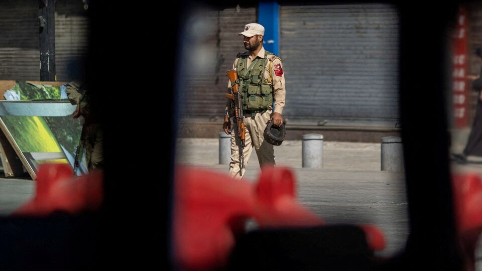 এর আগে জম্মু ও কাশ্মীরের পহেলগাঁওয়ে ২৬ জনের মৃত্যুর জন্য দায়ী সন্ত্রাসবাদীদের 'স্বাধীনতা সংগ্রামী' হিসেবে দেখানোর চেষ্টা চালায় পাকিস্তান। পড়শি দেশের বিদেশমন্ত্রী তথা উপপ্রধানমন্ত্রী ইশাক দার এ বিষয়ে একটি বিবৃতি দিয়েছিলেন গত ২৪ এপ্রিল। পরে সংসদে দাঁড়িয়ে ইশাক দার স্বীকার করেন, পহেলগাঁও নিয়ে রাষ্ট্রসংঘের নিরাপত্তা পরিষদের বিবৃতিতে টিআরএফের নাম সরিয়েছিলেন তিনি। (REUTERS)