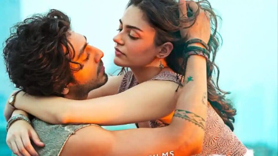 আহান পান্ডের রোমান্টিক মিউজিক্যাল ছবি 'সাইয়ারা' মুক্তির প্রথম দিনেই বক্স অফিসে ২১ কোটি টাকারও বেশি আয় করেছে। কিন্তু আপনি কি জানেন 'সায়ারা'-এর জন্য আহান-অনীত কত টাকা পারিশ্রমিক নিয়েছেন?