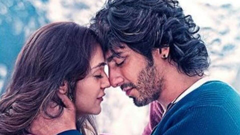 সিয়াসাত ডেইলি ডটকমের এক প্রতিবেদন অনুযায়ী, নবাগত অভিনেতা আহান পান্ডে তার প্রথম রোমান্টিক ছবির জন্য প্রায় ৩ থেকে ৫ কোটি টাকা পারিশ্রমিক নিয়েছেন। অন্যদিকে, অনীত আহানের তুলনায় কম পারিশ্রমিক পেয়েছেন।