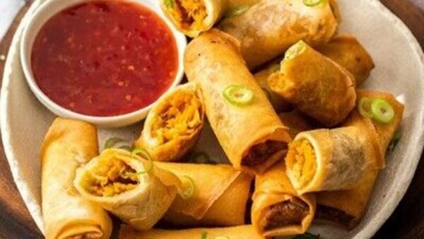 চাইনিজ ডিশ পছন্দ ভাইয়ের? রাখির দিন বাড়িতেই বানান স্প্রিং রোল, দেখুন রেসিপি