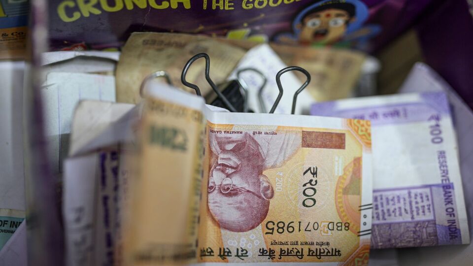 রাজ্য সরকারি কর্মচারীদের আইনজীবী জানিয়েছেন, বৃহস্পতিবার সুপ্রিম কোর্টে রাজ্য সরকারের তরফে সওয়াল করা হয়। তবে পুরো শুনানি সম্পূর্ণ হয়ে যায়নি। আগামী মঙ্গলবার (১২ অগস্ট) দুপুর দুটোয় পঞ্চম বেতন কমিশনের আওতায় বকেয়া মহার্ঘ ভাতা (ডিয়ারনেস অ্যালোওয়েন্স বা ডিএ) মামলা ফের উঠবে সুপ্রিম কোর্ট। সেদিনই ডিএ মামলার শুনানি সম্পূর্ণ হয়ে যেতে পারে বলে আশা করছেন রাজ্য সরকারি কর্মচারীরা। (ছবিটি প্রতীকী)