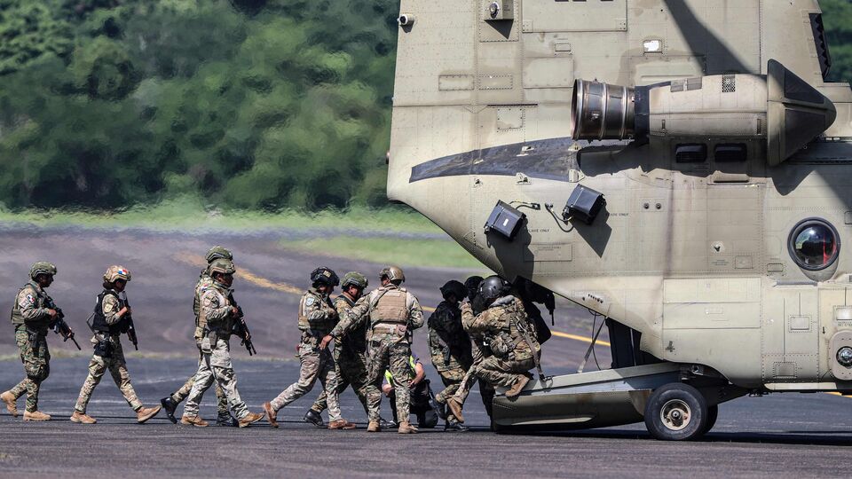 একটা সময় লালমনিরহাটে বায়ুঘাঁটি ছিল। দ্বিতীয় বিশ্বযুদ্ধের সময় সেটি ব্যবহৃত হত। ১৯৪৭ সালের পরে সেটি ব্যবহার করত পাকিস্তান। আর ১৯৭১ সালের পরে সেটি ব্যবহার করত বাংলাদেশ। তারইমধ্যে ২০১৯ সালে প্রাক্তন প্রধানমন্ত্রী শেখ হাসিনার আমলে ওই জায়গায় জমি দেওয়া হয়েছিল বাংলাদেশ অ্যারোস্পেস অ্যান্ড অ্যাভিয়েশন ইউনিভার্সিটিকে। (ছবিটি প্রতীকী, সৌজন্যে এএফপি)