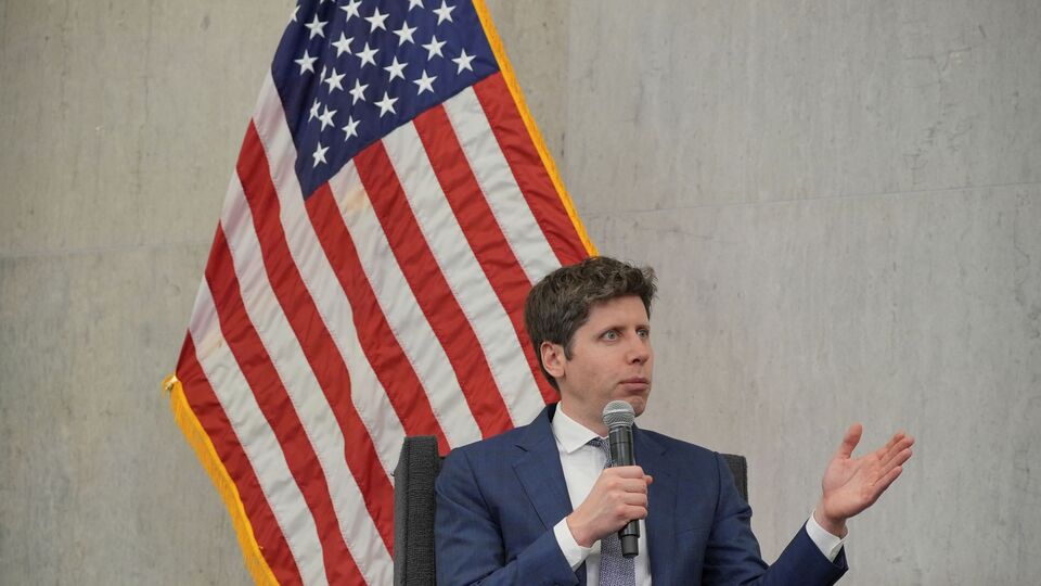 বাজারে চ্যাটজিপিটি ৫ আসা নিয়ে মার্কিন শিল্পোদ্যোগী স্যাম অল্টম্যান বলেন, আমরা API-তে তিনটি আকারে GPT-5 প্রকাশ করছি -- gpt-5, gpt-5-mini, এবং gpt-5-nano। ডেভেলপারদের কর্মক্ষমতা, খরচের দিকে নজর রেখে তা করা হচ্ছে। ChatGPT-এর প্রধান নিক টার্লি বলছেন, যে নতুন মডেলটি ১২ টিরও বেশি ভারতীয় ভাষায় বোঝাপড়া উল্লেখযোগ্যভাবে উন্নত করে। তিনিও স্যামের সুরেই বলছেন,'ভারত আমাদের জন্য একটি অগ্রাধিকারমূলক বাজার'। REUTERS/Ken Cedeno(REUTERS)