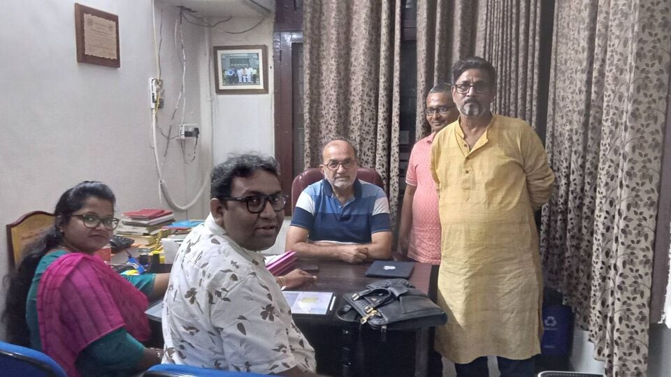 রাজ্য সরকারি কর্মচারীদের সংগঠনের আইনজীবীর বক্তব্য, পঞ্চম বেতন কমিশনের যে সুপারিশ গ্রহণ করেছিল রাজ্য সরকার, সেটা মেনেই মহার্ঘ ভাতা মিটিয়ে দেওয়ার দাবি করা হয়েছে। যে আইনটা তৈরি করা আছে, সেটা কার্যকর করার দাবি তোলা হয়েছে বলে জানিয়েছেন কনফেডারেশনের আইনজীবী। (ফাইল ছবি, সৌজন্যে ফেসবুক)