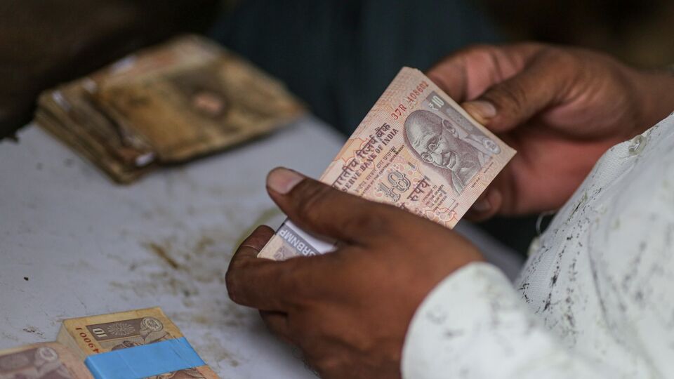 কনফেডারেশনের আইনজীবী জানান, প্রতি মাসেই সর্বভারতীয় মূল্যসূচকের পরিসংখ্যান প্রকাশ করা হয়। তাই প্রতি মাসে ডিএয়ের হিসাব করা যায়। কিন্তু সেটা প্রশাসনিকভাবে সুবিধাজনক নয় বলে কেন্দ্রীয় সরকারের মতো বছরে দু'বার ডিএ দেওয়ার রীতি গৃহীত হয়েছিল। সেই রীতি মেনেই যে ডিএ দেওয়া হবে, সেটা পঞ্চম বেতন কমিশনের সুপারিশে ছিল। যেটি গ্রহণ করেছিল রাজ্য সরকার। (ছবিটি প্রতীকী)