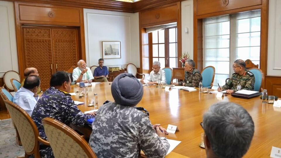 তারইমধ্যে ১০ মে সকালে ভারতীয় নৌসেনার প্রধান অ্যাডমিরাল দীনেশ ত্রিপাঠীকে যে কথাটা বলেছিলেন প্রধানমন্ত্রী নরেন্দ্র মোদী, সেটা সামনে এল। হিন্দুস্তান টাইমসের প্রতিবেদন অনুযায়ী, অপারেশন সিঁদুরের সময় যে পদক্ষেপ করা হয়েছে, সেজন্য ভারতীয় সেনার প্রধান জেনারেল উপেন্দ্র দ্বিবেদী এবং ভারতীয় বায়ুসেনার প্রধান এয়ার চিফ মার্শাল অমরপ্রীত সিংকে অভিনন্দন জানান। (ফাইল ছবি, সৌজন্যে পিটিআই)