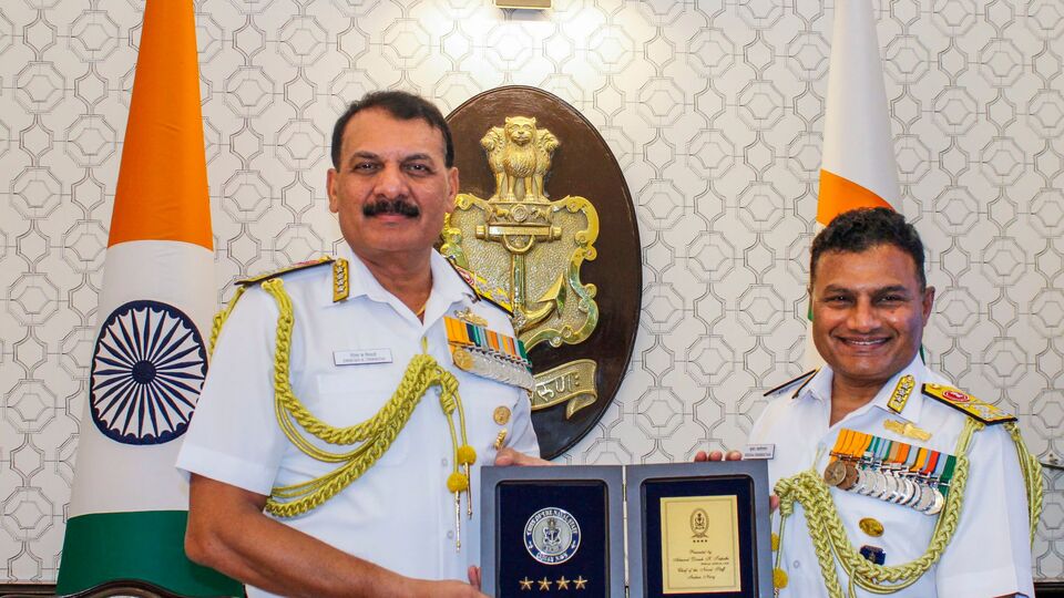 সেইসময় নৌসেনার প্রধান অ্যাডমিরাল ত্রিপাঠীর দিকে তাকিয়ে প্রধানমন্ত্রী বলেন, ‘আপনার মুখের গ্রাস কেড়ে নিলাম আমি। আপনি ফের সুযোগ পাবেন (আপকে মুহ সে নিবালা ছিন লিয়া, আপকো মৌকা মিলেগা)।’ ওই প্রতিবেদন অনুযায়ী, প্রধানমন্ত্রী সেই মন্তব্য করেন এমন একটা সময়, যখন করাচি বন্দরে ব্রহ্মোস মিসাইল ছোড়া থেকে বিরত থাকার নির্দেশ দেওয়া হয়েছে। (ফাইল ছবি, সৌজন্যে পিটিআই)