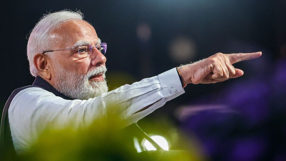 তারইমধ্যে সোমবার অপারেশন সিঁদুর নিয়ে রবিবার বেঙ্গালুরুতে প্রধানমন্ত্রী মোদী জানান, পাকিস্তানকে হাঁটু গেঁড়ে বসতে বাধ্য করেছিল ভারতের সশস্ত্র বাহিনী। আর অপারেশন সিঁদুরে ভারতের সাফল্য গাঁথার শিকড় ‘মেক ইন ইন্ডিয়া’ এবং অত্যাধুনিক প্রযুক্তির মধ্যে লুকিয়ে আছে। সীমান্তের ওপারে পাকিস্তানের ভিতরে ভারতের সশস্ত্র বাহিনী হামলা চালিয়েছে বলেও ভূয়সী প্রশংসা করেন প্রধানমন্ত্রী মোদী। (ছবি সৌজন্যে পিটিআই)