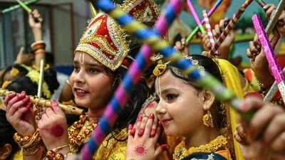 এমনিতে জন্মাষ্টমীতে রাজ্য সরকার ছুটি দিয়ে থাকে। ২০২৫ সালেও সেটার ব্যতিক্রম হয়নি। কিন্তু জট তৈরি হয় ছুটির দিন নিয়ে। গত নভেম্বরে যে ছুটির তালিকা প্রকাশ করেছিল নবান্ন, তাতে জন্মাষ্টমীর জন্য ১৫ অগস্ট ছুটি দিয়েছিল। তা নিয়ে প্রশ্ন তুলতে থাকেন রাজ্য সরকারি কর্মচারীদের একাংশ। কারণ জন্মাষ্টমী আসলে ১৬ অগস্ট পড়েছে। (ছবিটি প্রতীকী, সৌজন্যে এএফপি) এমনিতে জন্মাষ্টমীতে রাজ্য সরকার ছুটি দিয়ে থাকে। ২০২৫ সালেও সেটার ব্যতিক্রম হয়নি। কিন্তু জট তৈরি হয় ছুটির দিন নিয়ে। গত নভেম্বরে যে ছুটির তালিকা প্রকাশ করেছিল নবান্ন, তাতে জন্মাষ্টমীর জন্য ১৫ অগস্ট ছুটি দিয়েছিল। তা নিয়ে প্রশ্ন তুলতে থাকেন রাজ্য সরকারি কর্মচারীদের একাংশ। কারণ জন্মাষ্টমী আসলে ১৬ অগস্ট পড়েছে। (ছবিটি প্রতীকী, সৌজন্যে এএফপি)