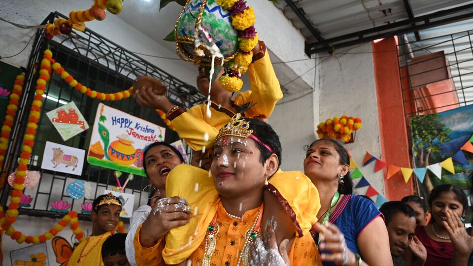 বিষয়টি নিয়ে সরব হয়ে শিক্ষানুরাগী ঐক্য মঞ্চের সাধারণ সম্পাদক কিংকর অধিকারী বলেছিলেন, ‘নিয়ম অনুযায়ী ১৬ অগস্ট ছুটি থাকার কথা। ভালো করে পর্যালোচনার না করে নোটিশ জারি করায় এই ধরনের ভুল আমরা প্রায়শই লক্ষ্য করি। আমরা দাবি করছি যে অবিলম্বে এই ভুল সংশোধন করে ১৬ অগস্ট ছুটির দিনটিকে নতুন করে তালিকাভুক্ত করা হোক এবং ওইদিন ছুটি ঘোষণা করা হোক।’ (ছবিটি প্রতীকী, সৌজন্যে হিন্দুস্তান টাইমস)