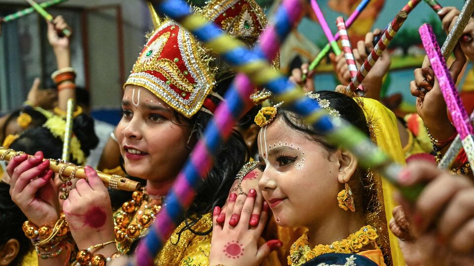 এমনিতে জন্মাষ্টমীতে রাজ্য সরকার ছুটি দিয়ে থাকে। ২০২৫ সালেও সেটার ব্যতিক্রম হয়নি। কিন্তু জট তৈরি হয় ছুটির দিন নিয়ে। গত নভেম্বরে যে ছুটির তালিকা প্রকাশ করেছিল নবান্ন, তাতে জন্মাষ্টমীর জন্য ১৫ অগস্ট ছুটি দিয়েছিল। তা নিয়ে প্রশ্ন তুলতে থাকেন রাজ্য সরকারি কর্মচারীদের একাংশ। কারণ জন্মাষ্টমী আসলে ১৬ অগস্ট পড়েছে। (ছবিটি প্রতীকী, সৌজন্যে এএফপি)