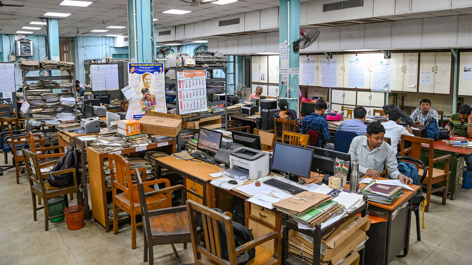 মহার্ঘ ভাতার (ডিয়ারনেস অ্যালোওয়েন্স বা ডিএ) দাবি নিয়ে যখন রাজ্য সরকারি কর্মচারীরা সরব হয়েছেন, সেইসময় তাঁদের অপর একটি দাবি মেনে নিল নবান্ন। বৃহস্পতিবার অর্থ দফতরের তরফে জানানো হয়েছে, জন্মাষ্টমীর জন্য আগামী শনিবার (১৬ অগস্ট) ছুটি থাকবে। সেদিন রাজ্য সরকারি অফিস, স্কুল, কলেজ, রাজ্যের অধীনস্থ বিভিন্ন দফতর ও অফিস বন্ধ থাকবে বলে নবান্নের তরফে জানানো হল। (ছবিটি প্রতীকী, সৌজন্যে পিটিআই) 