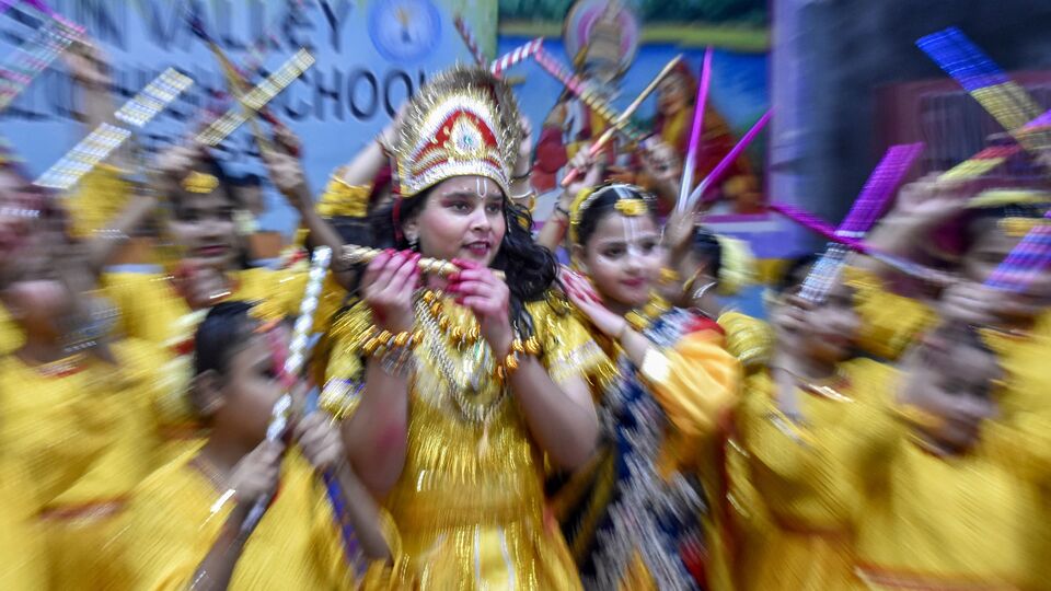 সেইসঙ্গে শিক্ষানুরাগী ঐক্য মঞ্চের সাধারণ সম্পাদক বলেন, ‘পর্যালোচনার না করে ভুলভাবে ছুটির তালিকা অথবা নোটিশ জারি করার ফলে এই বিভ্রান্তি তৈরি হয়েছিল। ভবিষ্যতে যাতে এ ধরনের ভুল না হয় তার জন্য সতর্ক থাকা জরুরি।’ যদিও সেই ভুলের বিষয়ে রাজ্য সরকারের তরফে কোনও মন্তব্য করা হয়নি। শুধু ১৫ অগস্টের পরিবর্তে ১৬ অগস্ট জন্মাষ্টমীর ছুটি ঘোষণা করে দিয়েছে নবান্ন। (ছবিটি প্রতীকী, সৌজন্যে পিটিআই)