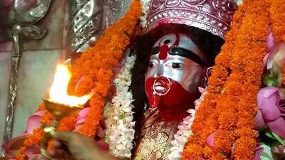 তারাপীঠের ভোগে আর কী থাকে- সান্ধ্যভোগে সাধারণত থাকে লুচি, সুজি, ৫ রকম ফল, ৫ রকম মিষ্টি, ক্ষীর এবং শীতলভোগ দেওয়া হয় দেবীকে। রাতে তারাপীঠের দেবীর ভোগে থাকে খিচুড়ি, মাছভাজা ও বলির মাংস। এই শুভ তিথিতে বিশেষ নিশিপুজো আয়োজন হয়। ( এই প্রতিবেদন মান্যতা নির্ভর। এর সত্যতা যাচাই করেনি হিন্দুস্তান টাইমস বাংলা)। তারাপীঠের ভোগে আর কী থাকে- সান্ধ্যভোগে সাধারণত থাকে লুচি, সুজি, ৫ রকম ফল, ৫ রকম মিষ্টি, ক্ষীর এবং শীতলভোগ দেওয়া হয় দেবীকে। রাতে তারাপীঠের দেবীর ভোগে থাকে খিচুড়ি, মাছভাজা ও বলির মাংস। এই শুভ তিথিতে বিশেষ নিশিপুজো আয়োজন হয়। ( এই প্রতিবেদন মান্যতা নির্ভর। এর সত্যতা যাচাই করেনি হিন্দুস্তান টাইমস বাংলা)।