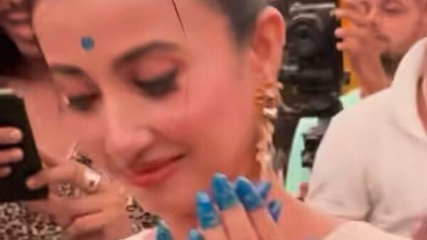 নীল আলতায় নিজেকে রাঙিয়ে তুললেন মনামী, নেপথ্যে কোন বিশেষ কারণ?