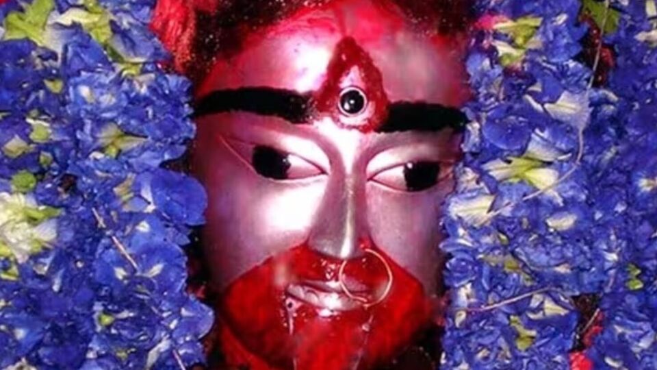 কৌশিকী অমাবস্যার মাহাত্ম্য তন্ত্রসাধকদের কাছে অত্যন্ত বিশেষ। প্রতি বছরই এই কৌশিকী অমাবস্যায় বিরাট ভক্তের ঢল নামে তারাপীঠে। এবছর, আর হাতে গোনা ক'দিন পরই কৌশিকী অমাবস্যা। এই অমাবস্যা তিথি কখন থেকে পড়ছে, দেখে নিন জ্যোতিষমতে। সঙ্গে দেখে নিন তারাপীঠে মায়ের প্রসাদে এই বিশেষ পুণ্যতিথিতে কী থাকে। । (ছবিটি প্রতীকী)