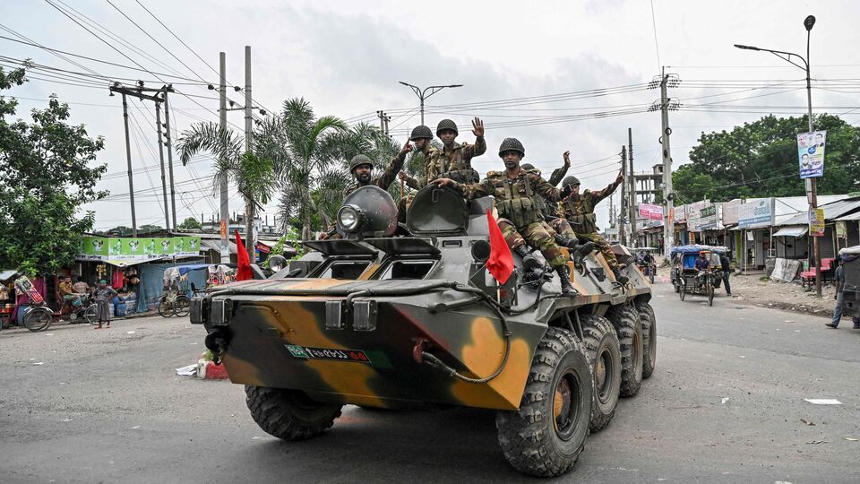 আগামী বছরের নির্বাচনের আগে মঙ্গলবার নিজের বাহিনীর সদস্যদের উদ্দেশে ভাষণ দেওয়ার সময় বাংলাদেশের সেনাপ্রধান জানান, বাংলাদেশের সেনাবাহিনী অত্যন্ত পেশাদারিত্বের সঙ্গে কাজ করে। পেশাদার সংগঠন। মাঠে-ময়দানে যখন ডিউটি করবেন জওয়ানরা, তখন তাঁদের মধ্যে যেন পেশাদারিত্বের অভাব না ঘটে। বজায় রাখতে হবে পেশাদারিত্বের মনোভাব। সেনাবাহিনীর দিকেই বাংলাদেশের মানুষ তাকিয়ে আছেন বলে দাবি করেন জেনারেল ওয়াকার। (ছবিটি প্রতীকী, সৌজন্যে এএফপি)