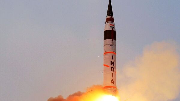 ইন্টারমিডিয়েট রেঞ্জের অগ্নি-৫ ক্ষেপণাস্ত্রের সফল পরীক্ষা করল ভারত। গতকাল ওড়িশার এপিজে আবদুল কালাম দ্বীপ থেকে এই মিসাইলের পরীক্ষণ হয়। এই মিসাইলটি দিঘা, এমনকী বাংলাদেশ থেকেও দেখা গিয়েছে। অনেকেই সেই মিসাইলের ভিডিয়ো করে সোশ্যাল মিডিয়ায় পোস্ট করে এমনই দাবি করেছেন। এহেন অগ্নি ৫ মিসাইলের কতটা শক্তি জানেন? (PTI)