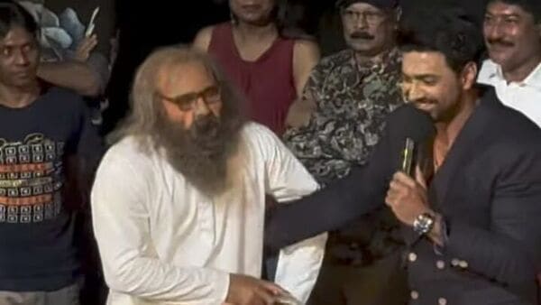 ‘ধূমকেতু’-এর স্পেশাল স্ক্রিনিংয়ে হাত ধরে এক বৃদ্ধকে স্টেজে তুললেন দেব, কে তিনি?