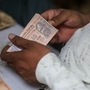 মন্ত্রী আরও জানিয়েছেন, কোভিড মহামরারী সময় আর্থিক সংকট সত্ত্বেও রাজ্য সরকারি কর্মচারীদের বেতন সংশোধনের প্রতিজ্ঞা করা হয়েছিল। সেইমতো ২০২১-২২ অর্থবর্ষের শুরু থেকে নগদে ডিএ প্রদান-সহ রাজ্য সরকারি কর্মচারীদের বিভিন্ন সুযোগ-সুবিধা প্রদান করা হয়েছে। গত বছরও দু'দফায় ডিএ প্রদান করা হয়েছিল। যা রাজ্য সরকারের মনোভাব স্পষ্ট করে দেয় বলে দাবি করেছেন তিনি। (ছবিটি প্রতীকী)