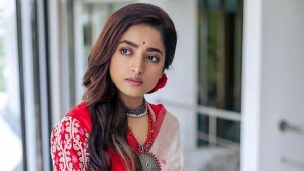 ‘ইন্দু ৩’ শ্যুটিং শুরু হতেই ঘটল বড় অঘটন! পায়ে চোট পেয়ে মন খারাপ ইশার ‘ইন্দু ৩’ শ্যুটিং শুরু হতেই ঘটল বড় অঘটন! পায়ে চোট পেয়ে মন খারাপ ইশার