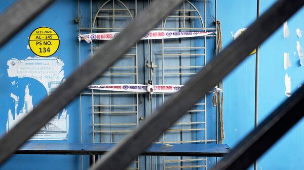 জানা গিয়েছে মনোজিতের বিরুদ্ধে ৯টি ধারা, প্রমিত ও জাইবের বিরুদ্ধে ৬টি ধারা, বাকি পিনাকীর বিরুদ্ধে ৭টি ধারা দিয়ে আদালতে চার্জশিট জমা দিয়েছে পুলিশ। মামলায় গণধর্ষণ ছাড়াও জোর করে আটকে রাখা, বিপজ্জনকভাবে গুরুতর আঘাত করা, প্রাণে মেরে ফেলার হুমকি, অপহরণ এবং একই উদ্দেশ্যে একাধিক ব‍্যক্তি অপরাধ সংগঠিত করার মতো অভিযুক্তদের বিরুদ্ধে একাধিক ধারা প্রয়োগ করেছে পুলিশ। 